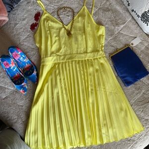 FUN Yellow Pleated Dress with Accessories (L)